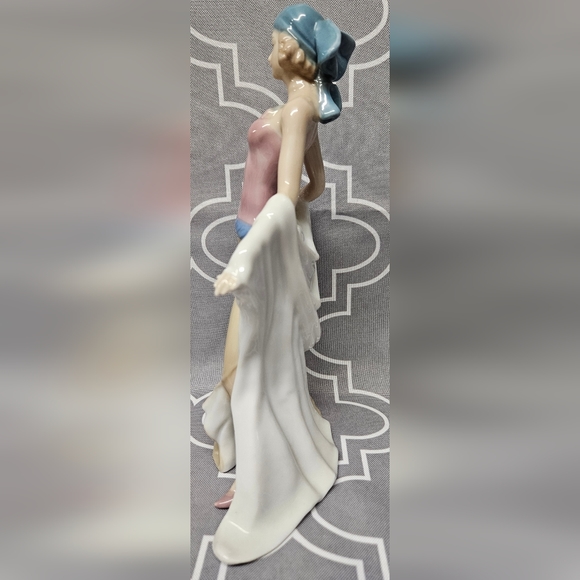 Beautiful Ceramic Figure - Picture 4 of 4